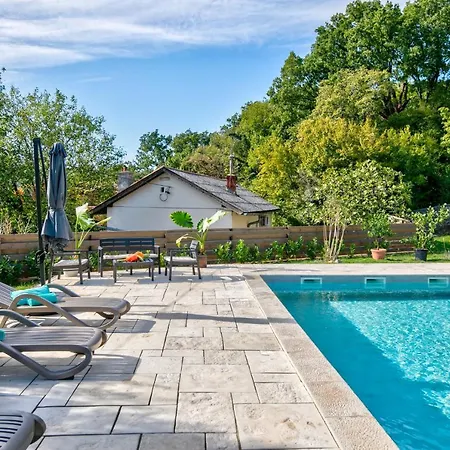 Nyaraló Valentina *