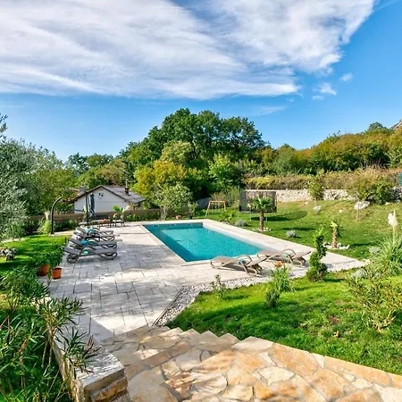 Valentina 布里比尔